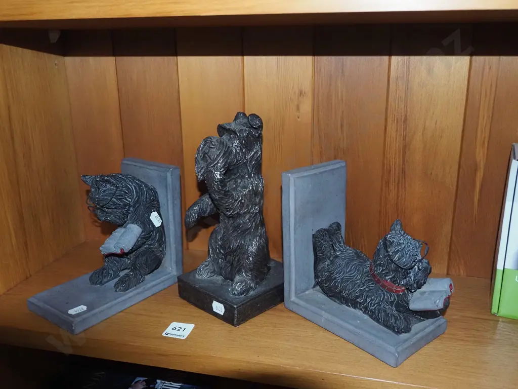 dog figurine, 2 matching bookends Image 1++