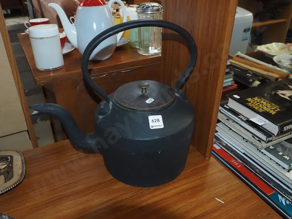 cast iron kettle - some rust inside Image 1++