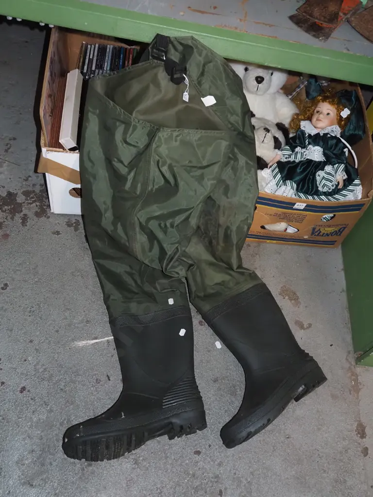 pair of size 10 waders Image 1++