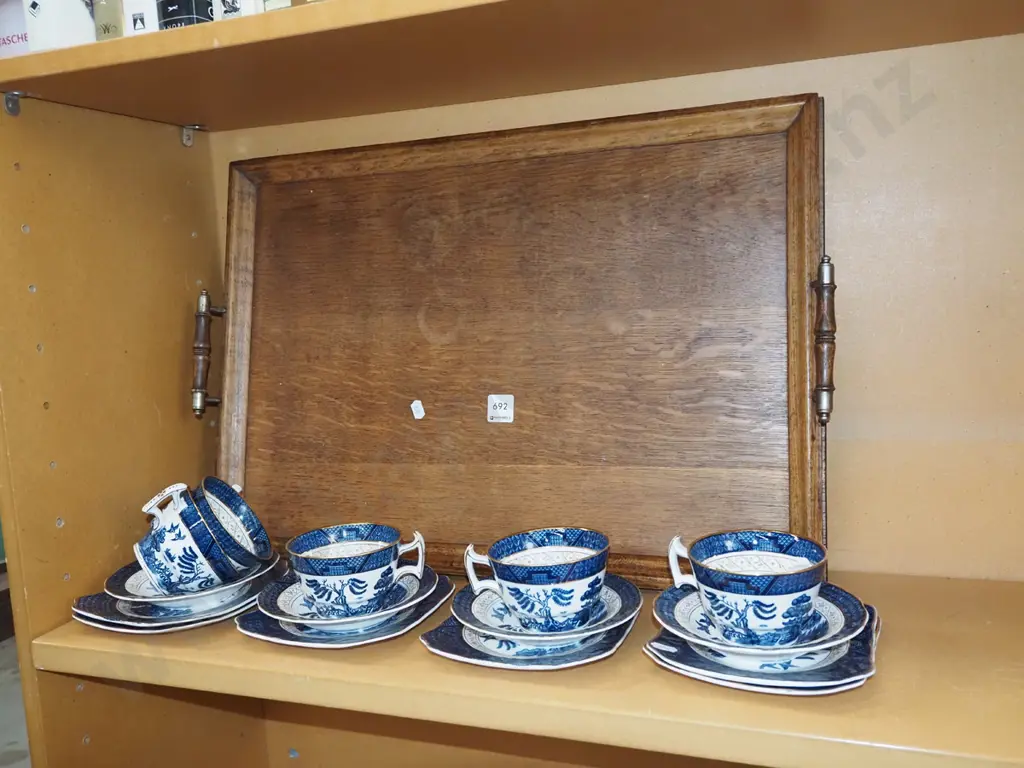 oak tray, 5x  willow patterned trios Image 1++