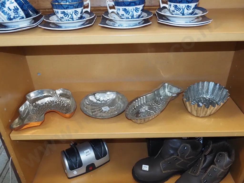 4x pressed tin moulds Image 1++
