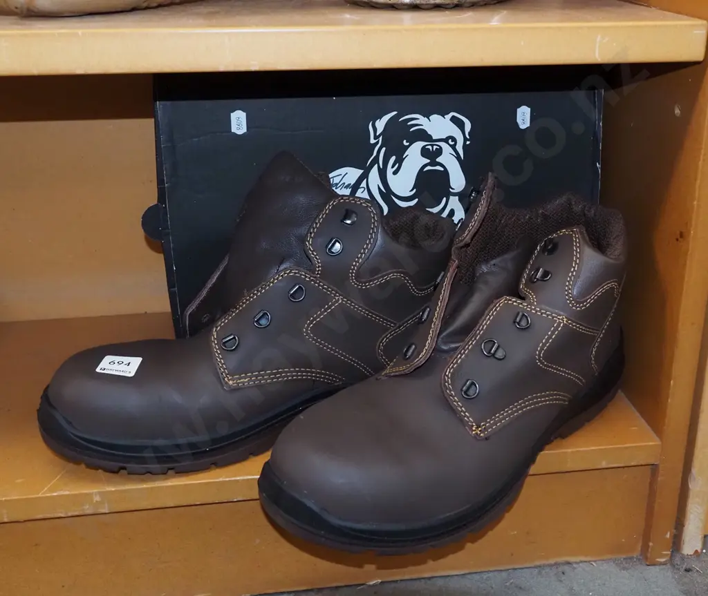 pair of Bova size 11 steel cap boots Image 1++