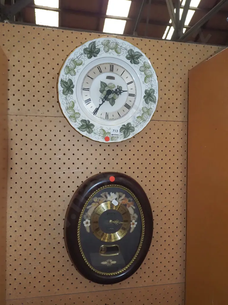 hop themed wall clock, 1x pendulum wall clock Image 1++