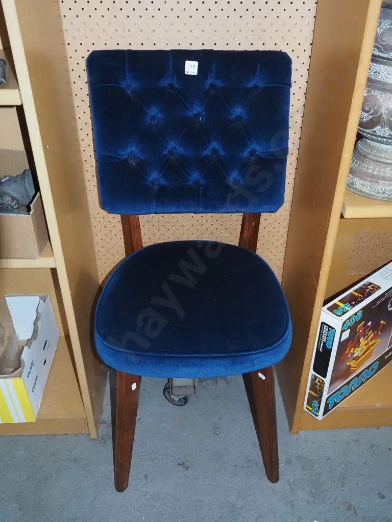 blue velvet deep buttoned chair Image 1++