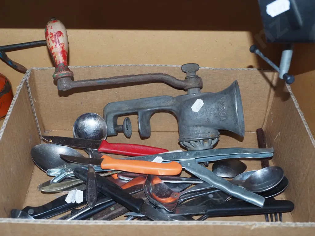 box; cutlery, bench top mincer etc Image 1++