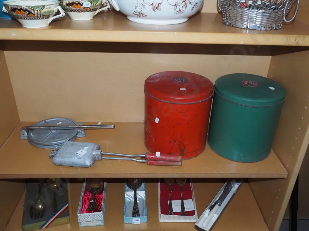 2x vintage tiger tea tins, campfire toastie pie makers Image 1++