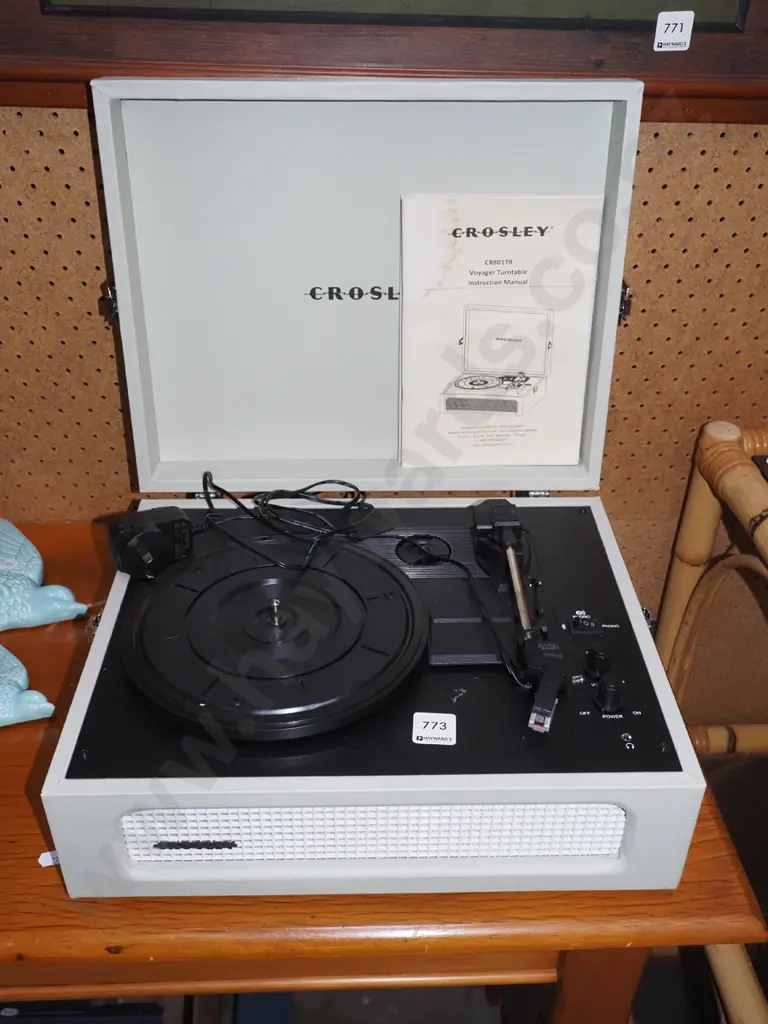 Crosley reproduction turntable Image 1++