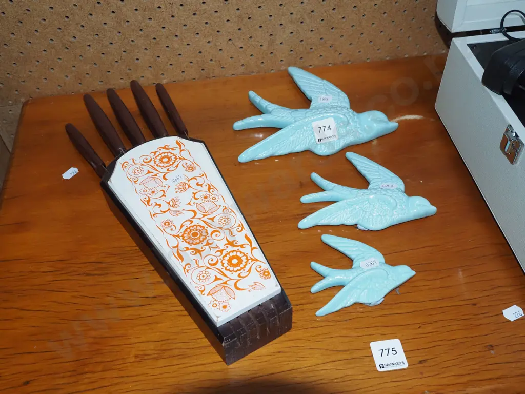 3x ceramic wall mounted bird figurines, retro knife block Image 1++