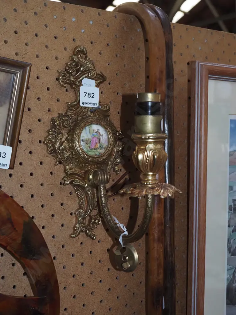 brass wall mounted light fitting with ceramic insert Image 1++