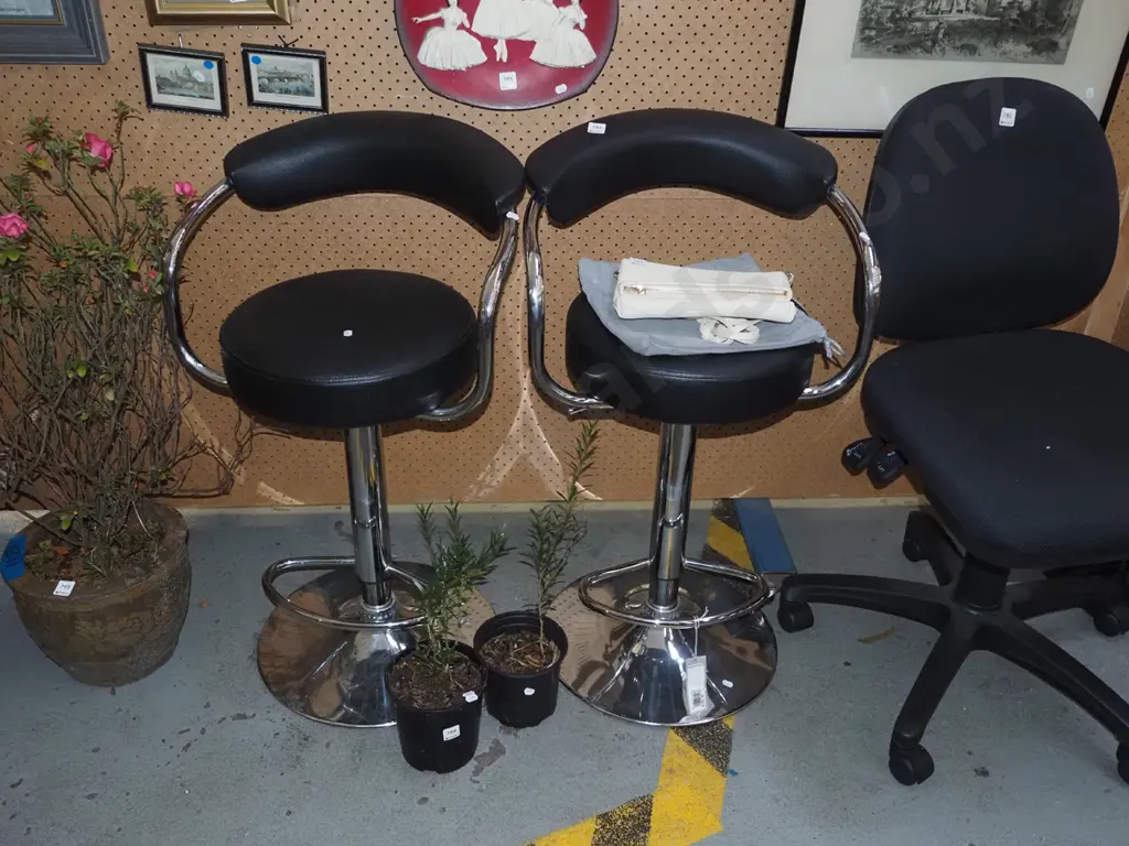 pair of chrome and vinyl bar stools Image 1++