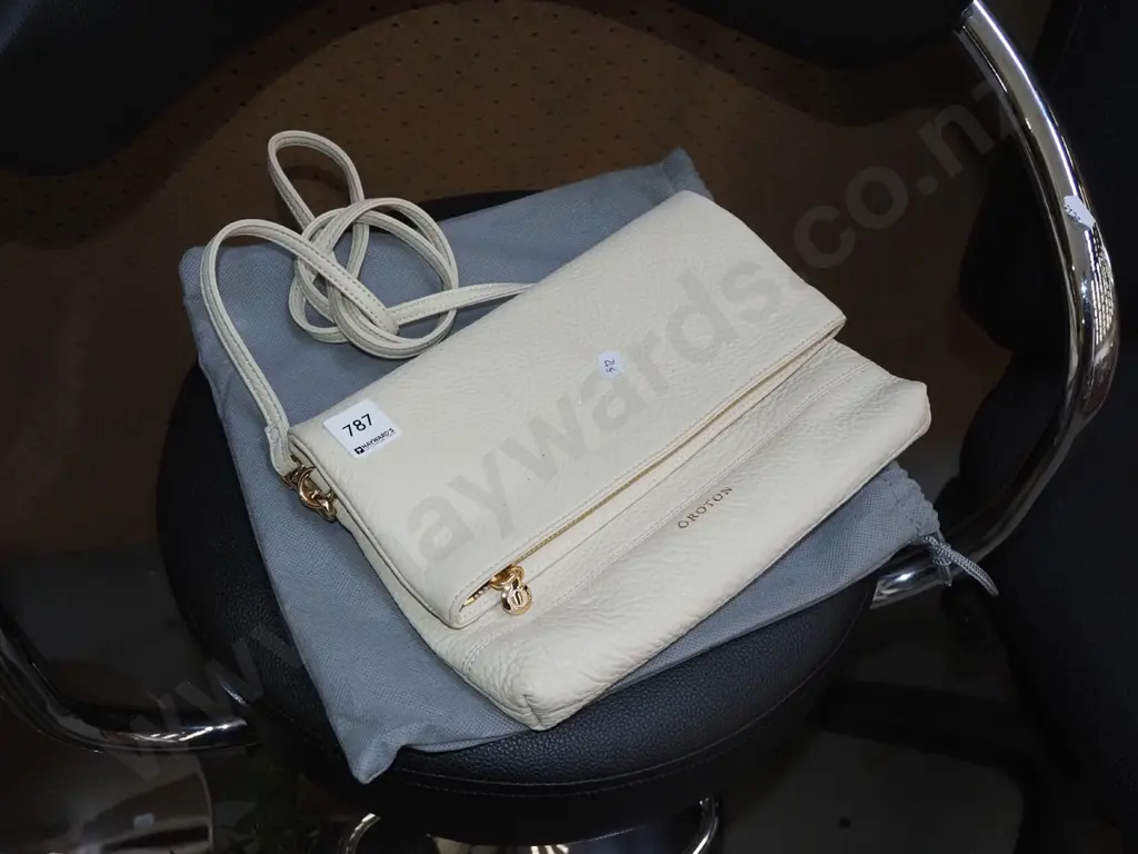 Oroton handbag Image 1++