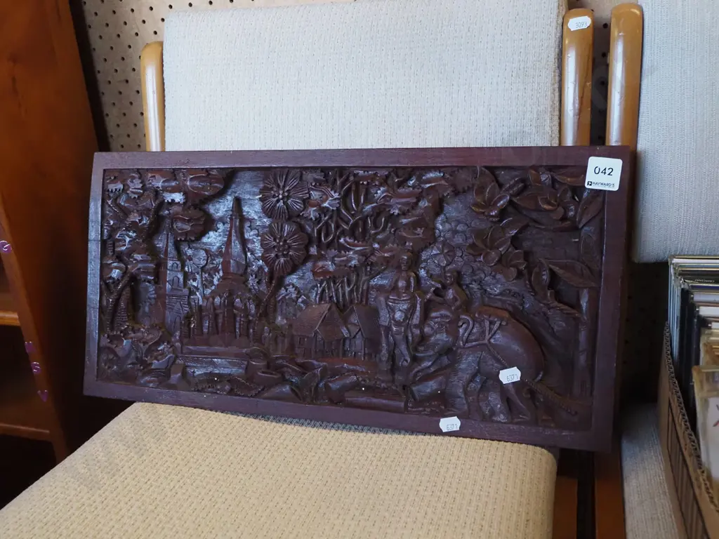 heavily carved Asian section of wood L-500 Image 1++