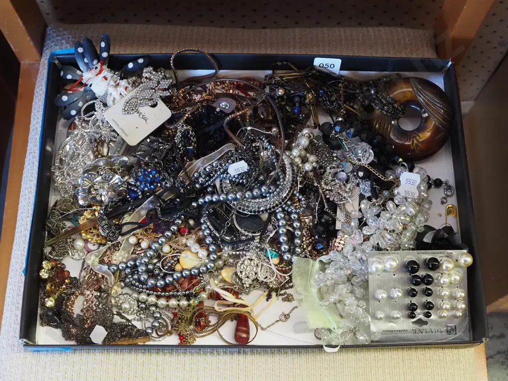 box of costume jewellery Image 1++