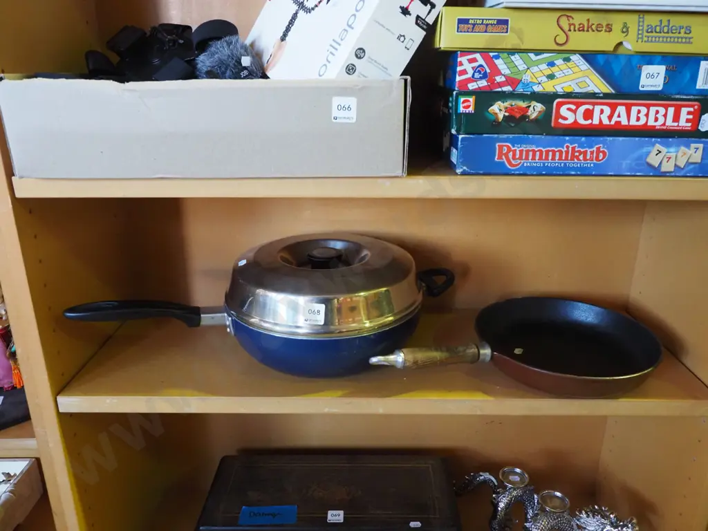 2 frying pans, one with stainless steel lid Image 1++