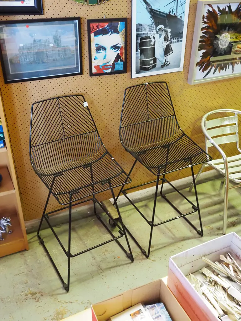 2x wire stools Image 1++