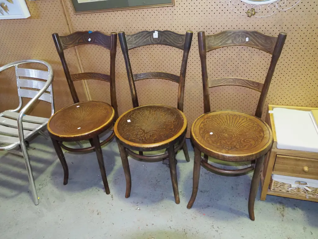 3x pressed wood dining chairs Image 1++