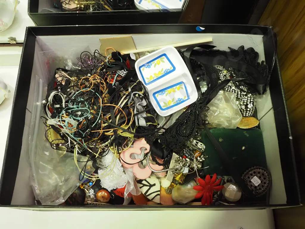 box of costume jewellery Image 1++