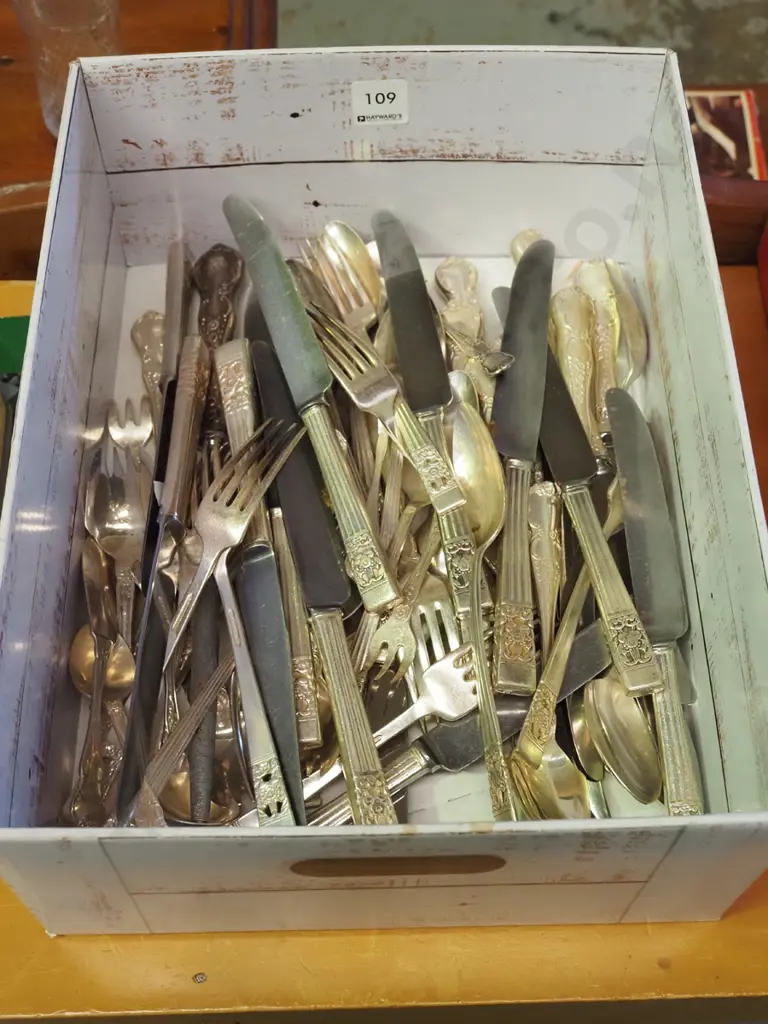 box of cutlery Image 1++