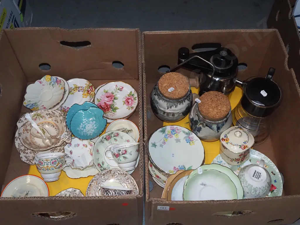 2x boxes; espresso maker, tea cups, plates etc - red dots Image 1++