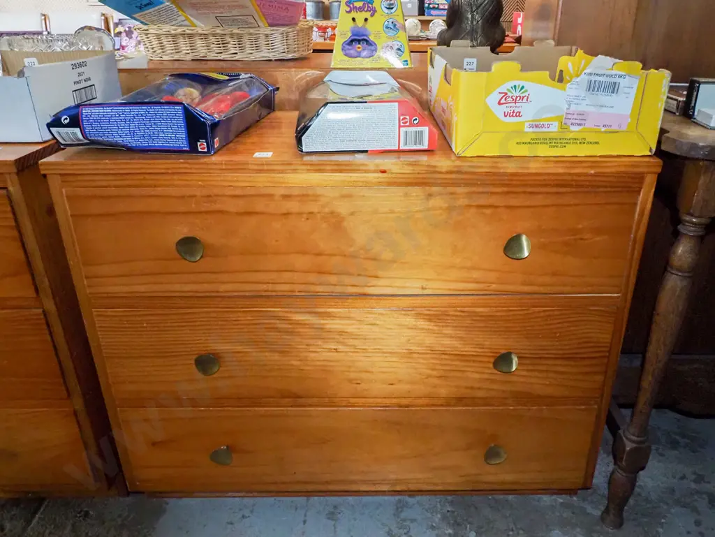 solid pine 3 drawer lowboy H725 W890 D365 Image 1++