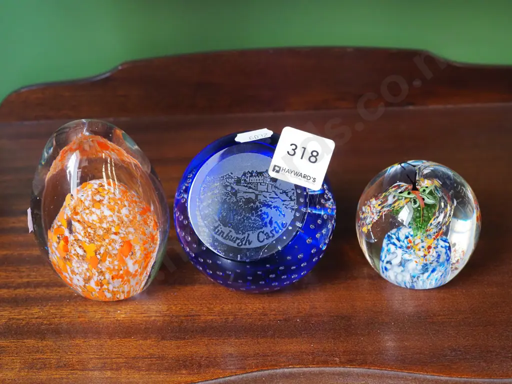 3x glass paperweights Image 1++