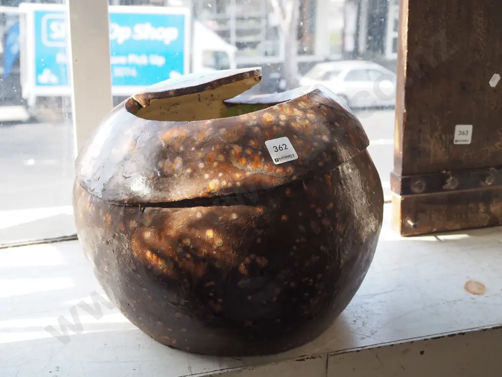 unusual ball shaped garden planter H260 Image 1++