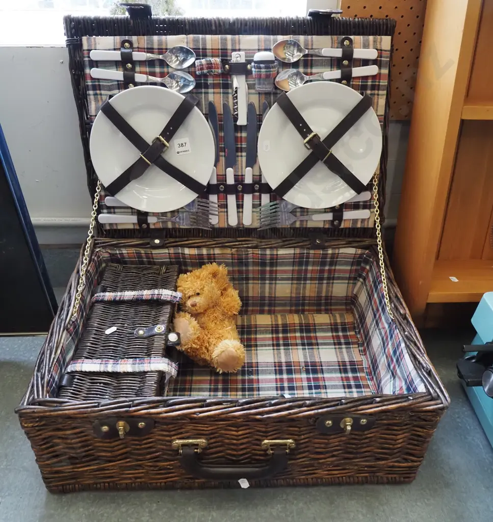 picnic hamper, teddy bear Image 1++