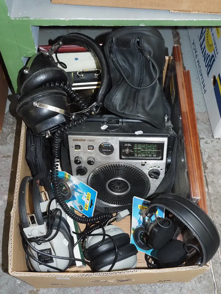 box; picture frames, radio, clock etc Image 1++