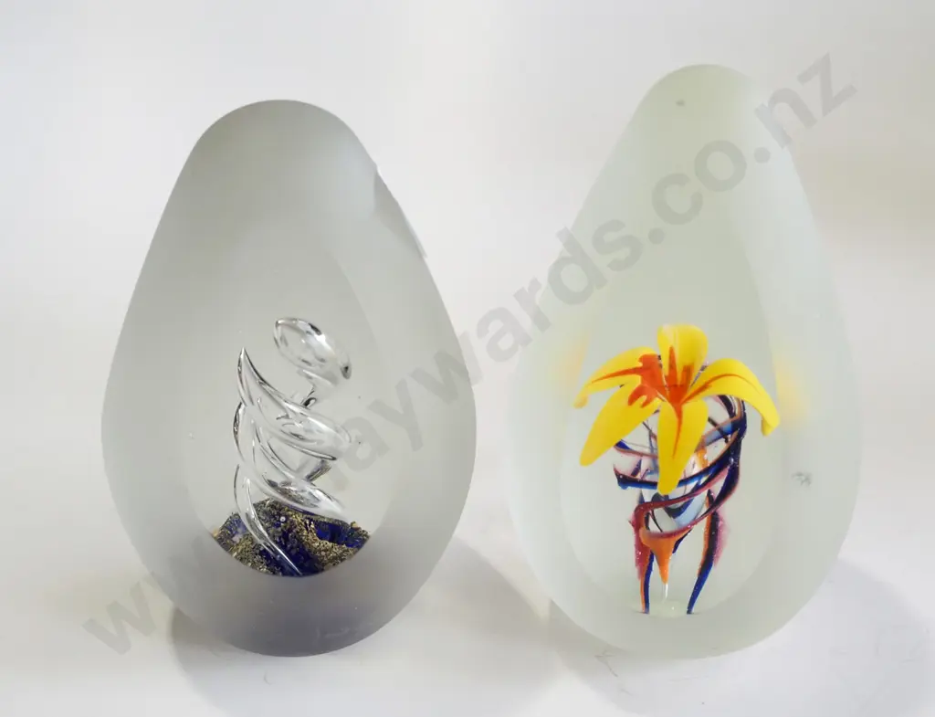2x art glass paperweights Image 1++