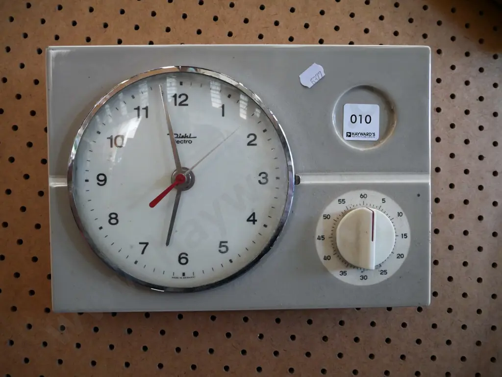 battery powered kitchen wall clock with timer- As Is No Returns Image 1++