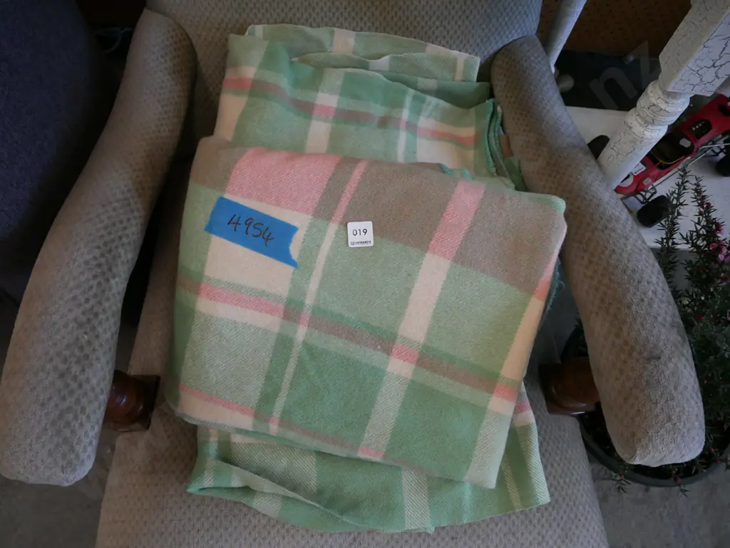 2x checked woollen blankets Image 1++
