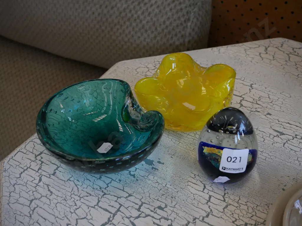 2x glass bowl, glass paperweight Image 1++