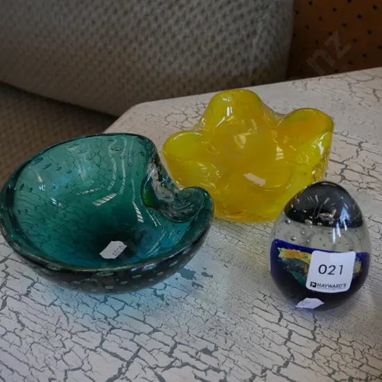 2x glass bowl, glass paperweight