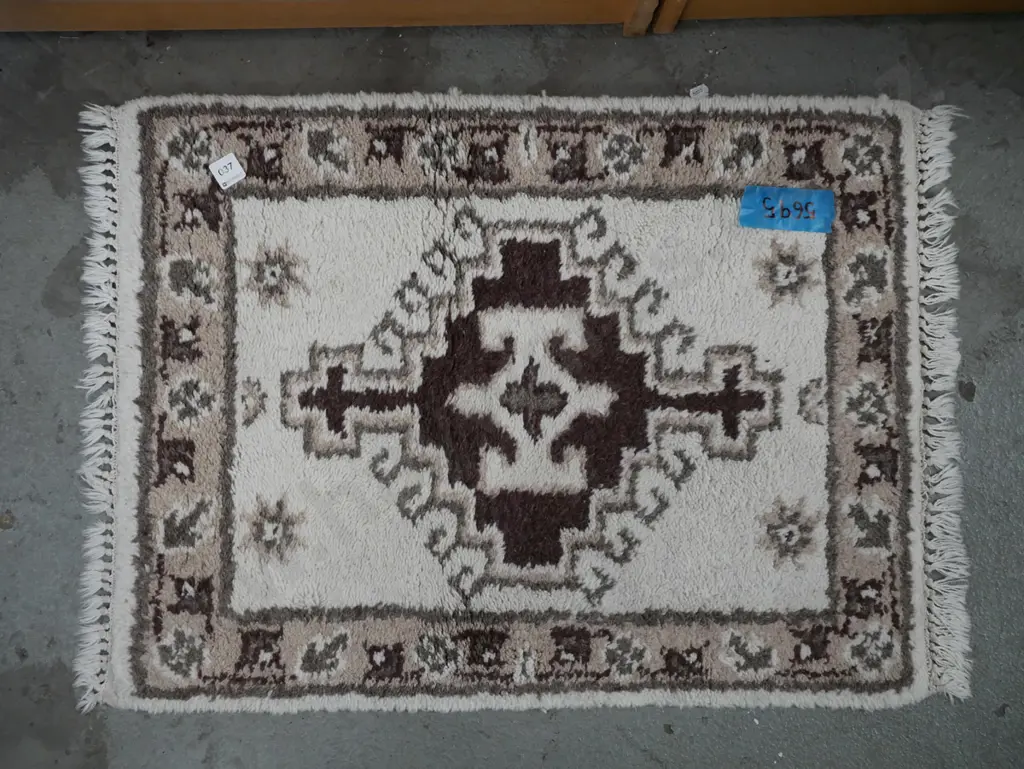 small hand tufted floor mat L-720 W-550 Image 1++