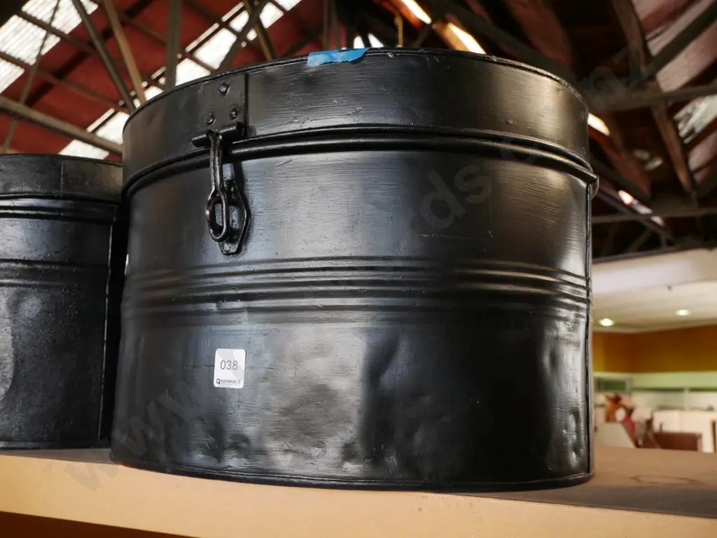 black painted hat tin Image 1++