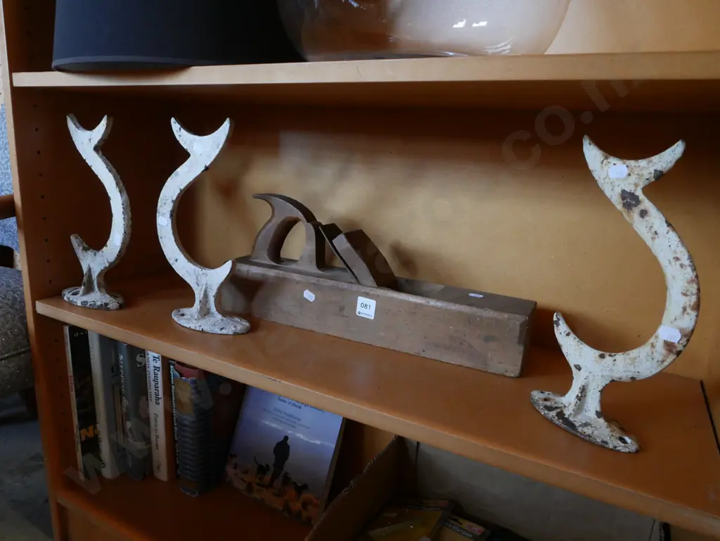 vintage wooden hand plane, 3x cast iron standing hooks Image 1++