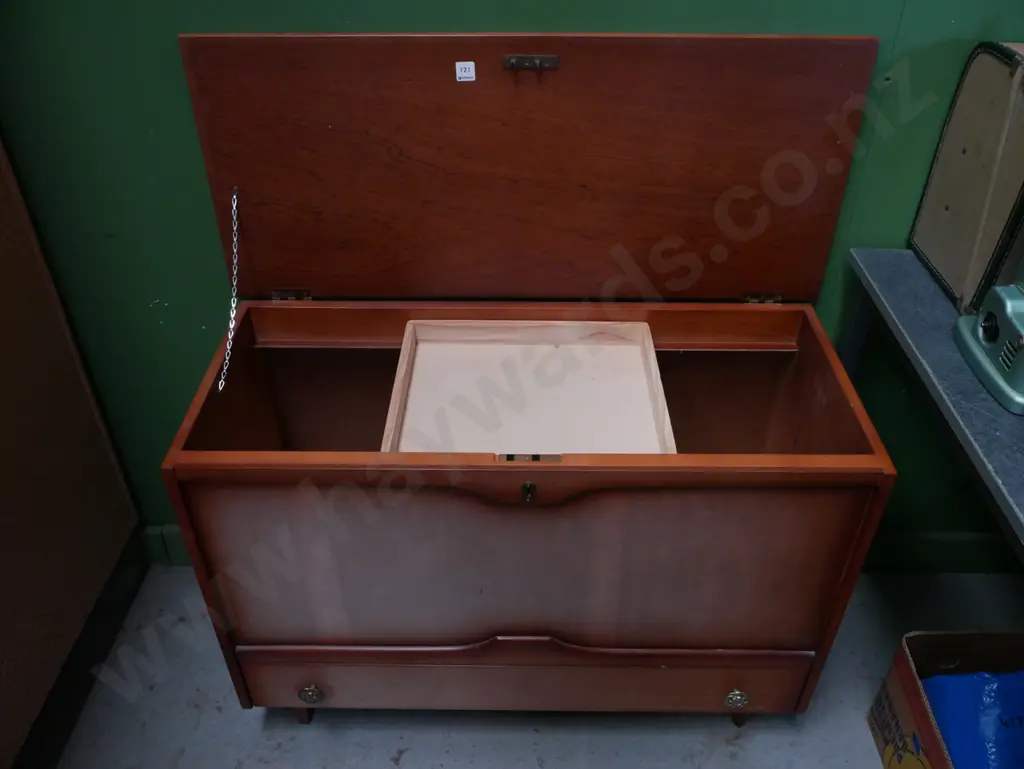 mid-century blanket box with 1 lower drawer Image 1++