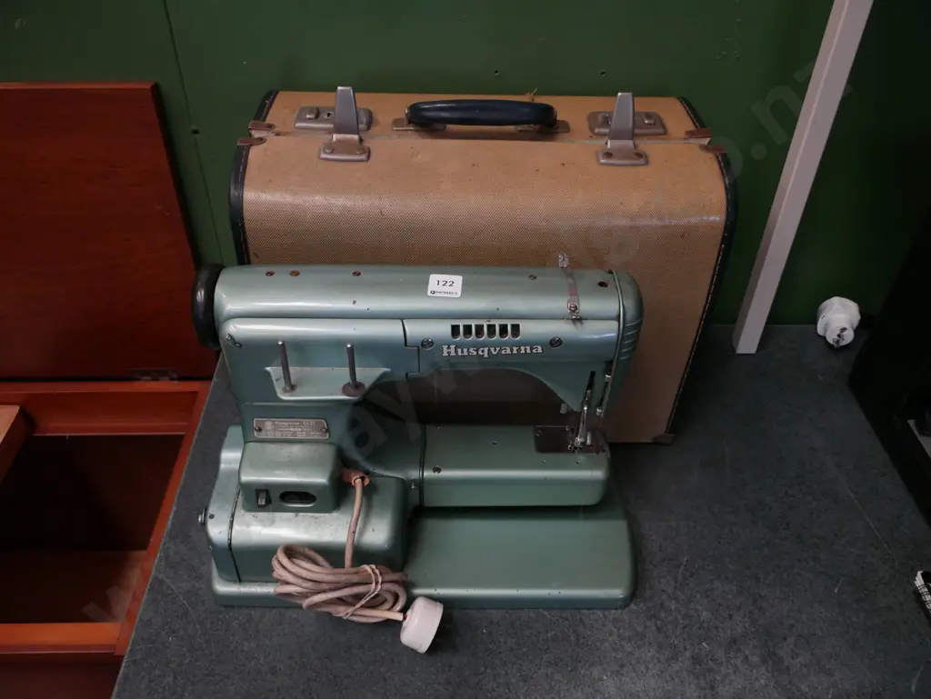 Husqvarna sewing machine Image 1++