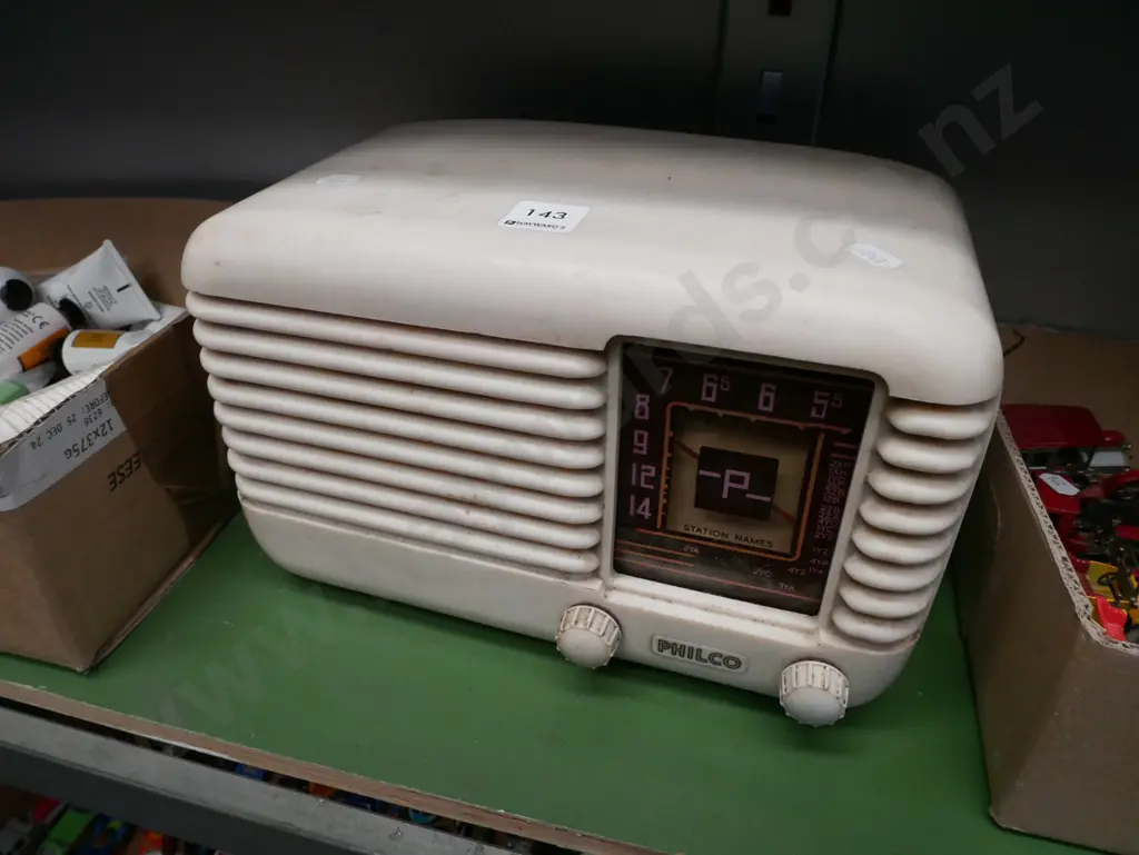 vintage Philco mantle radio Image 1++