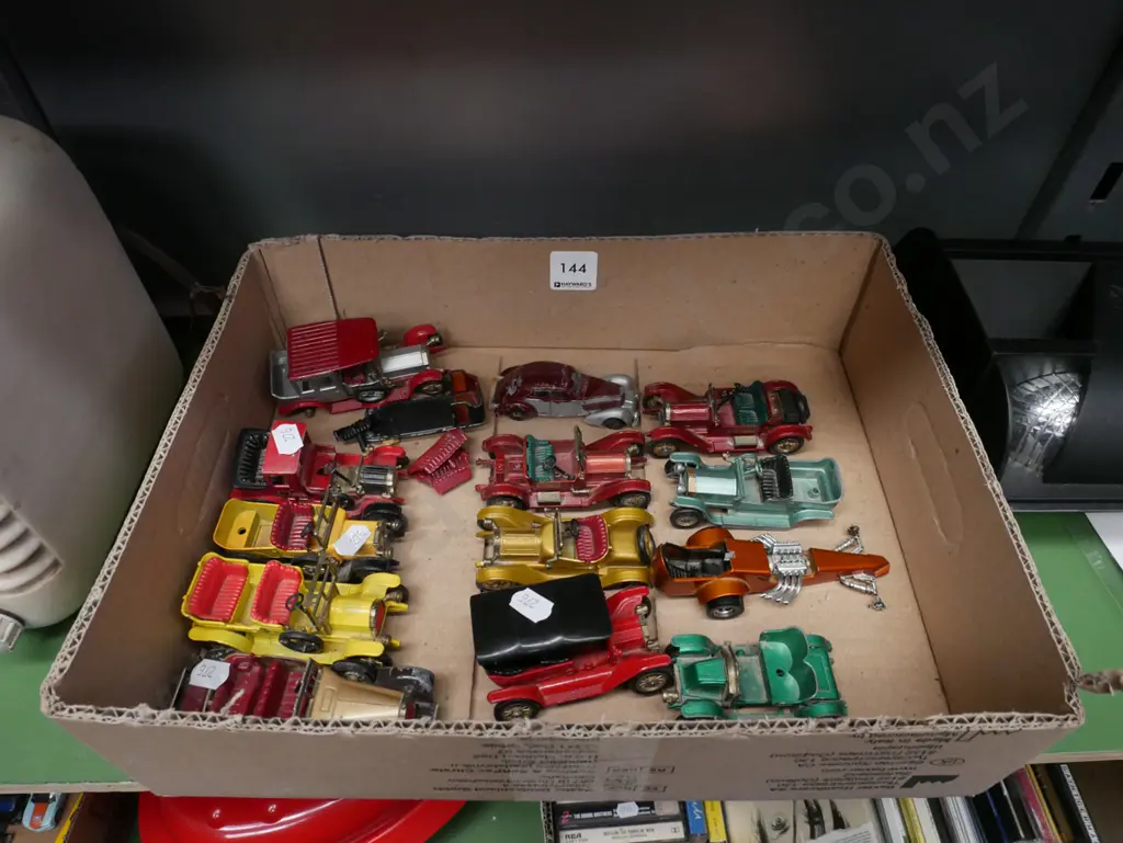 box of model vehicles Image 1++