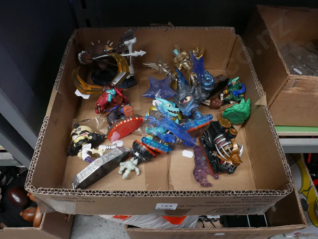 box; fantasy figurines Image 1++