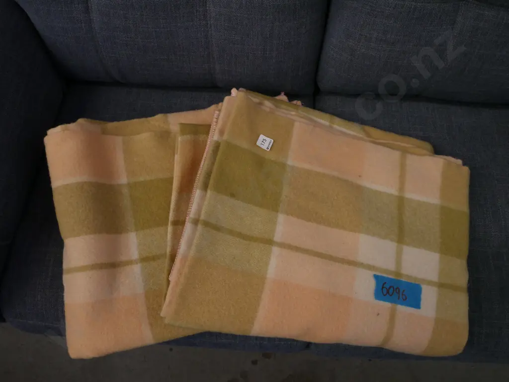 2x checked wollen blankets Image 1++