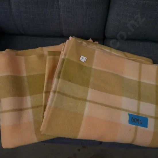 2x checked wollen blankets