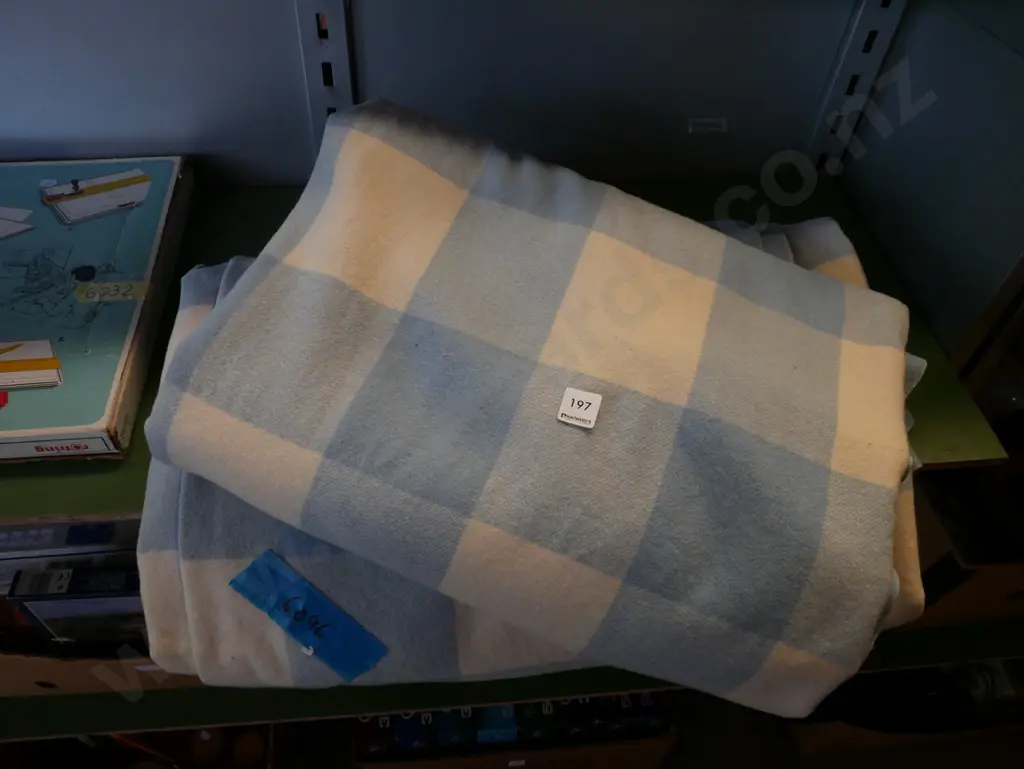 2x blue and white blankets Image 1++