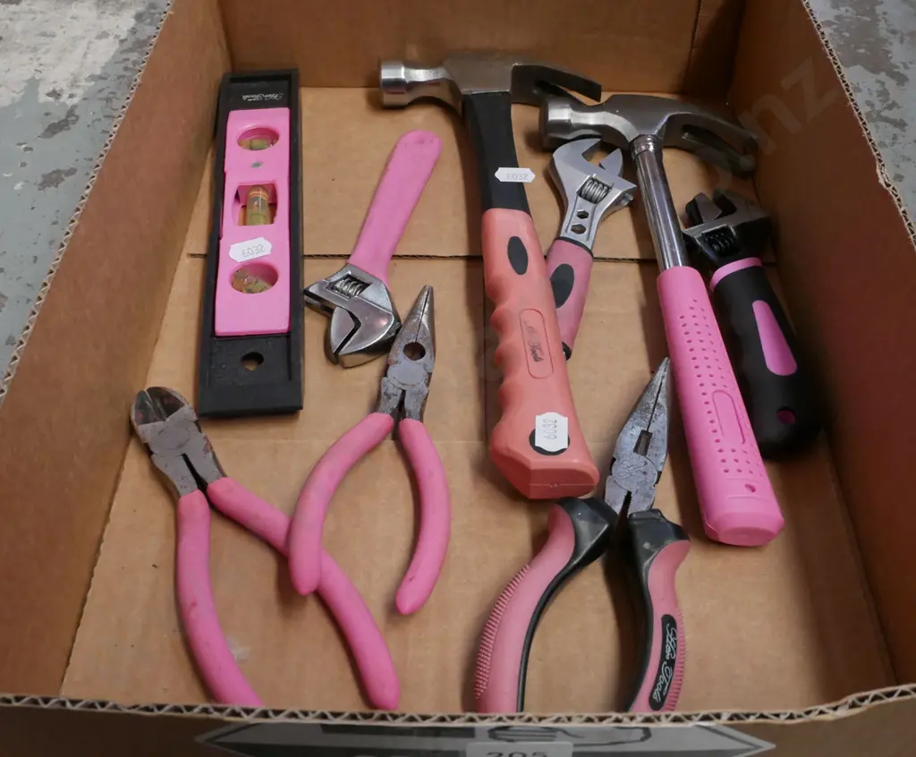 hand tools; hammers, pliers, crescents etc Image 1++
