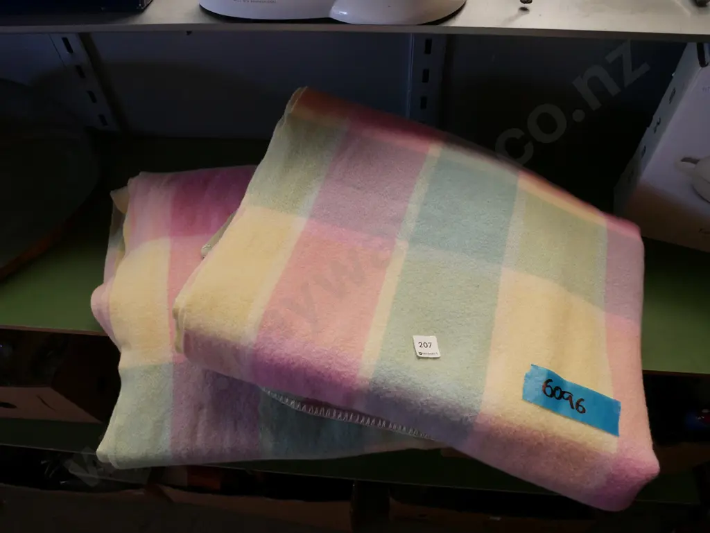 2x checked woollen blankets Image 1++