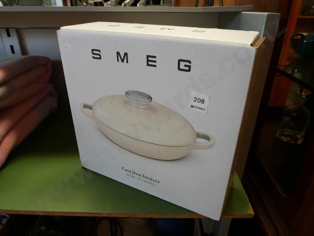 as new boxed Smeg cast iron lidded braiser Image 1++