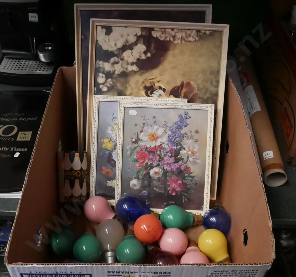 box; retro prints, coloured light bulbs Image 1++