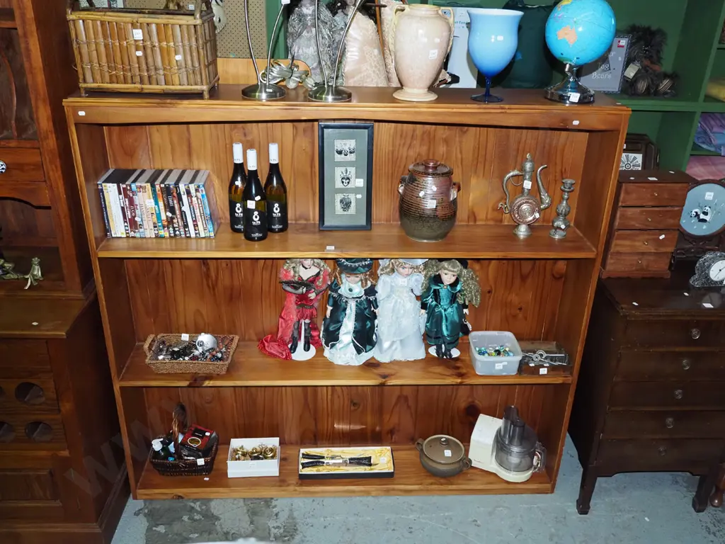 solid pine bookcase H-1525 W-1650 D-260 Image 1++