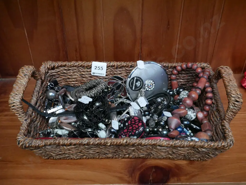  tray of costume jewellery Image 1++